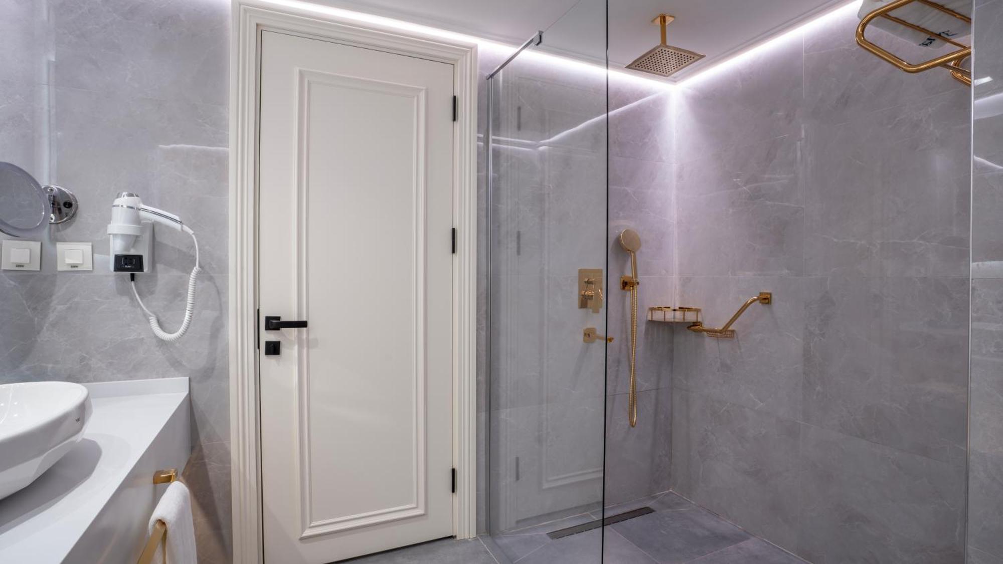 Qlusive Hotel